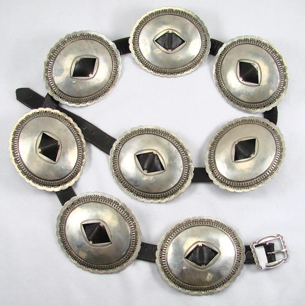 ナバホ族のコンチョベルトの歴史 – Garland's