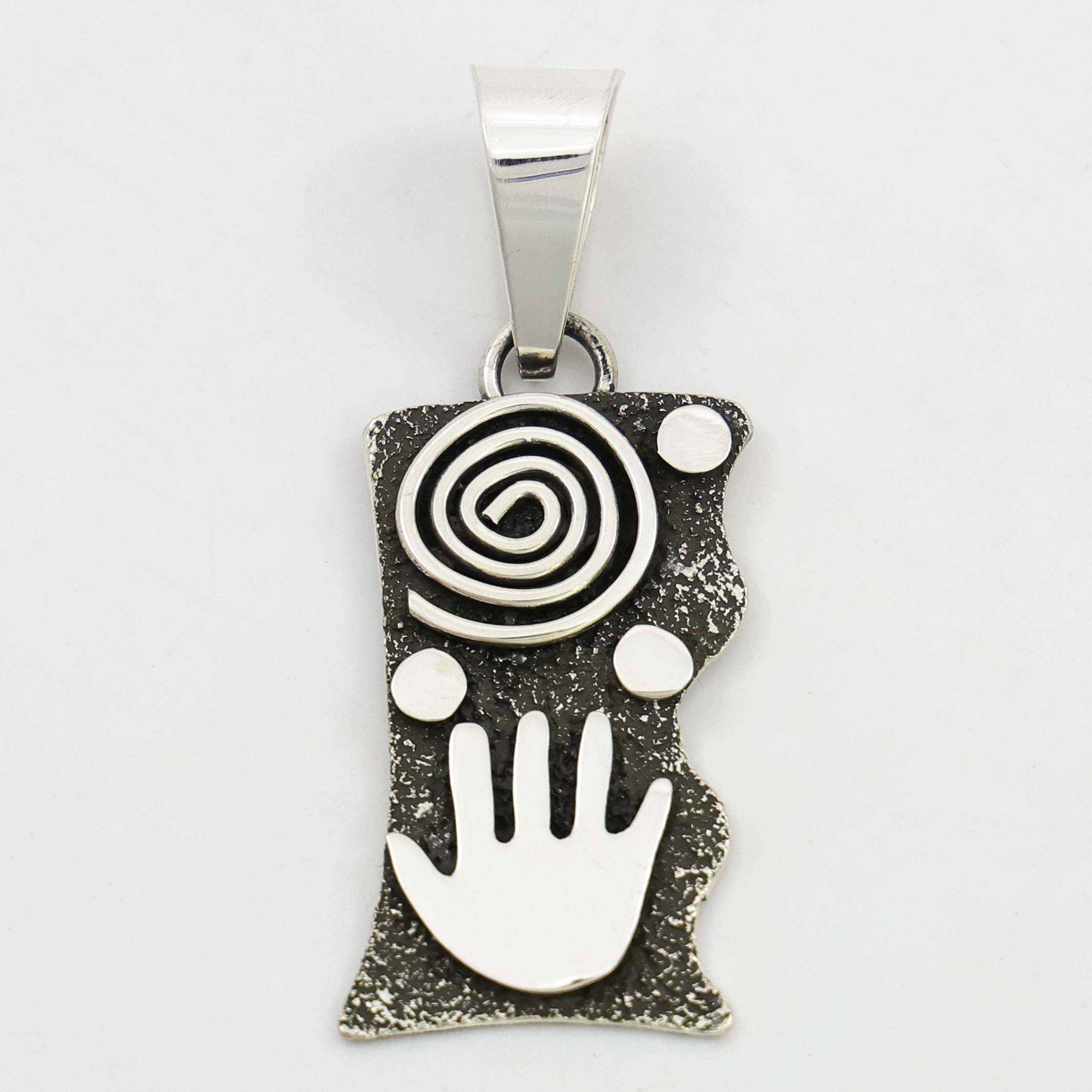 ポチャコ様用INV5811STP Sterling Silver/Red 70L Silver Petroglyph Pendant – Garland's