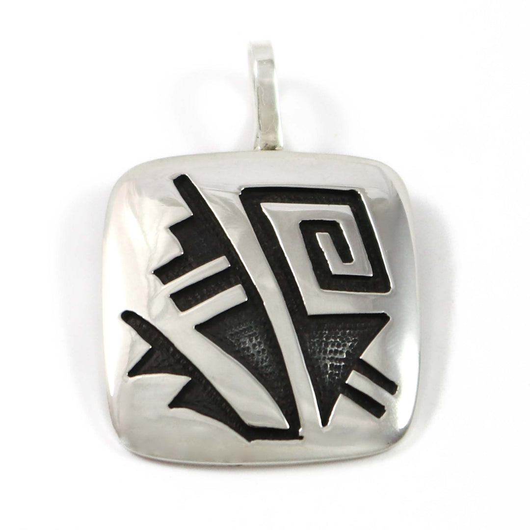 祈りの羽のペンダント