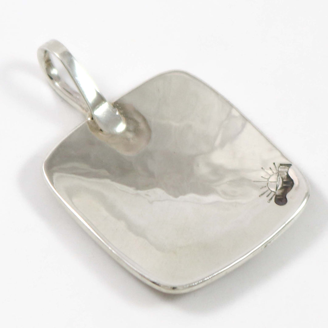 祈りの羽のペンダント