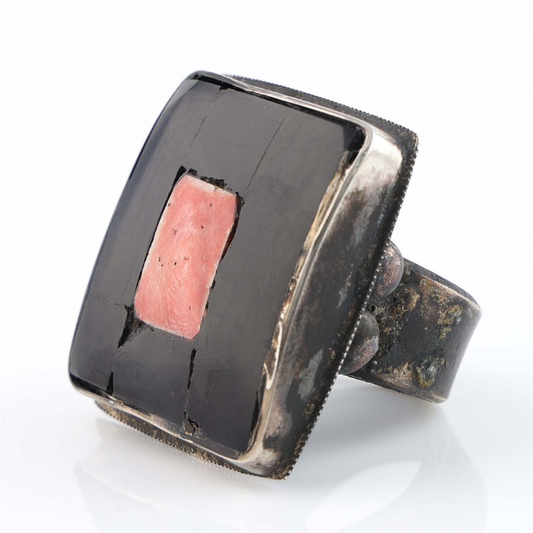 Jet and Spiny Oyster Ring
